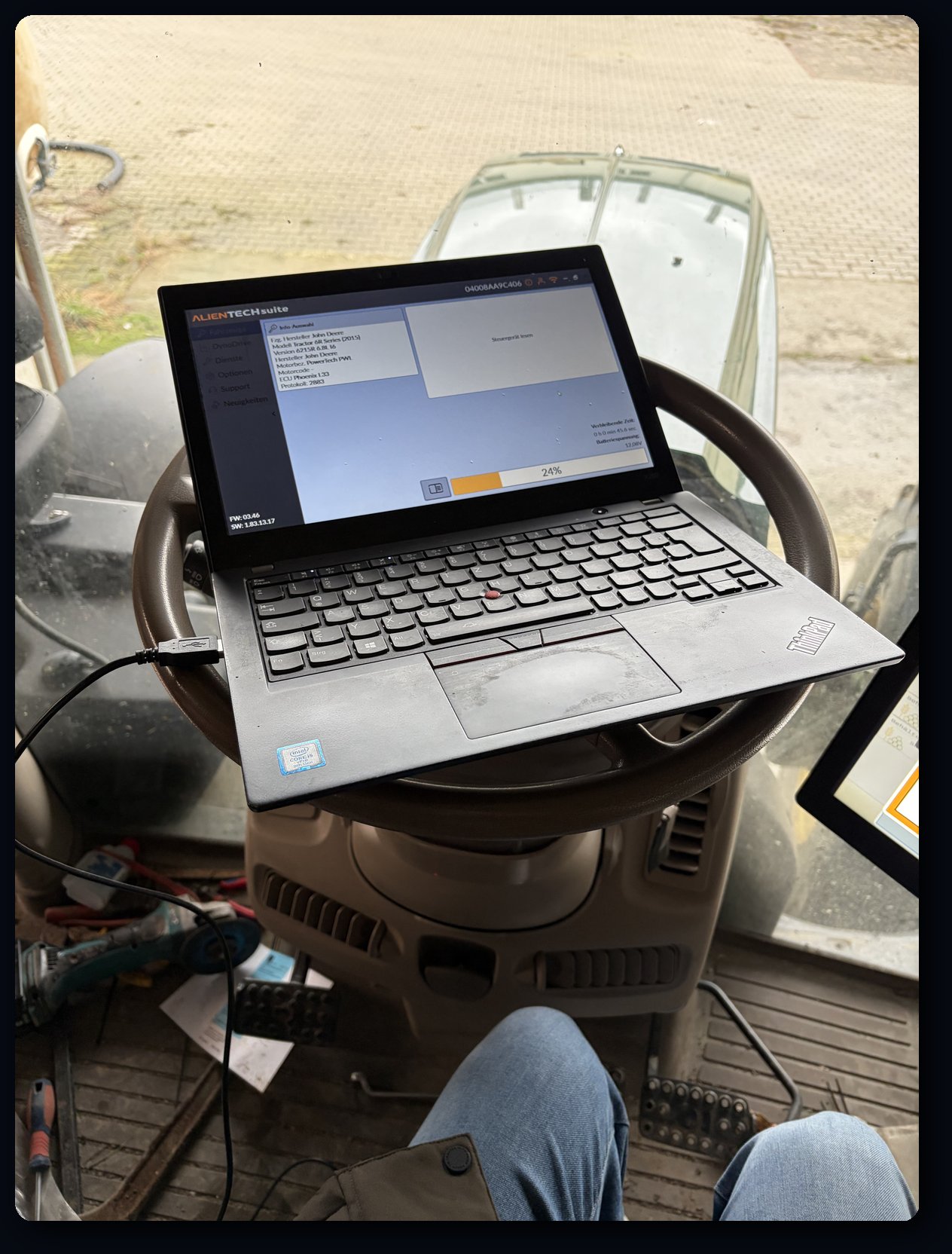 Laptop auf dem Lenkrad — Software-Optimierung direkt am Traktor